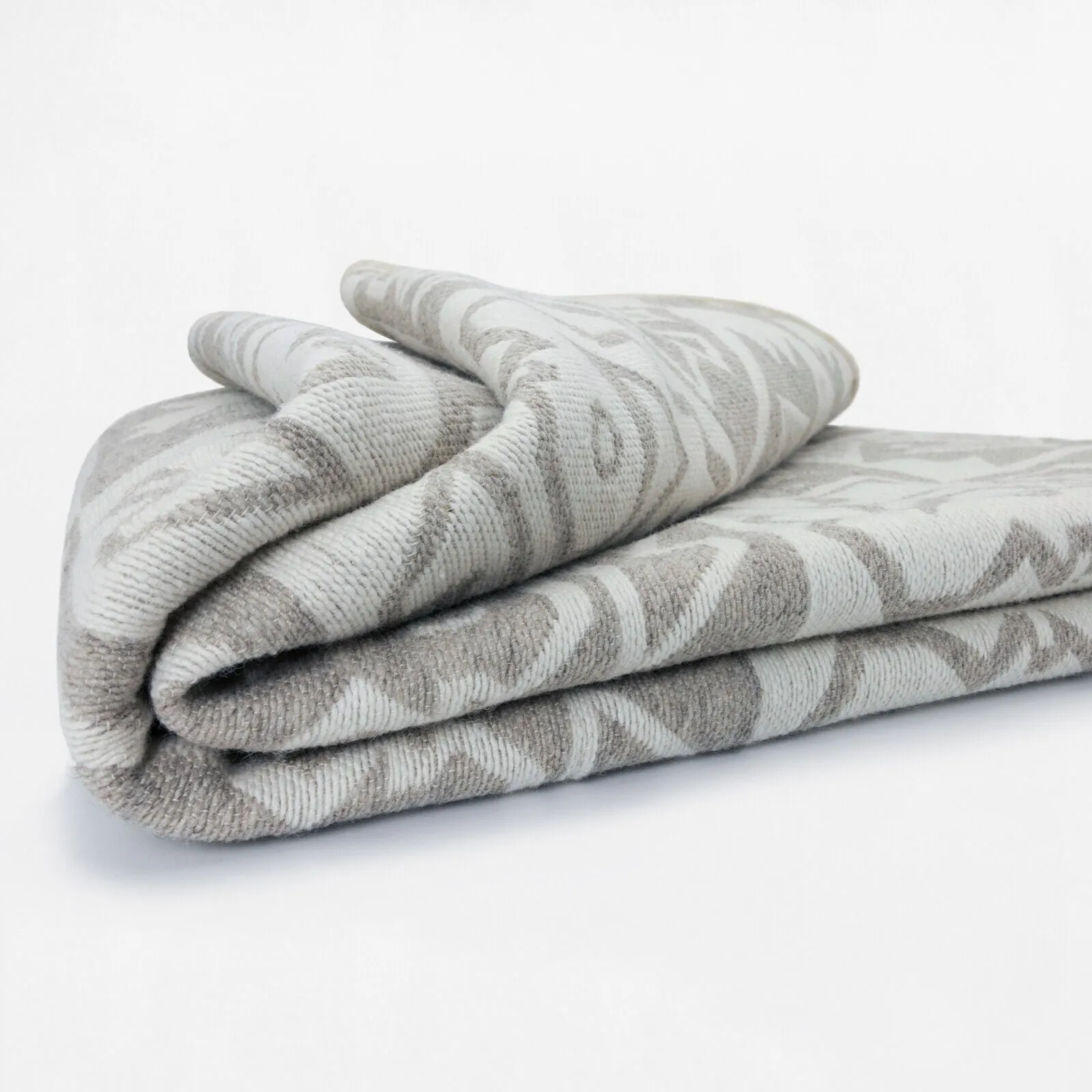 Tiwintza - Heavy and Thick Extra Large Llama wool artisanal handwoven Blanket - Ivory/Gray - Aztec Pattern