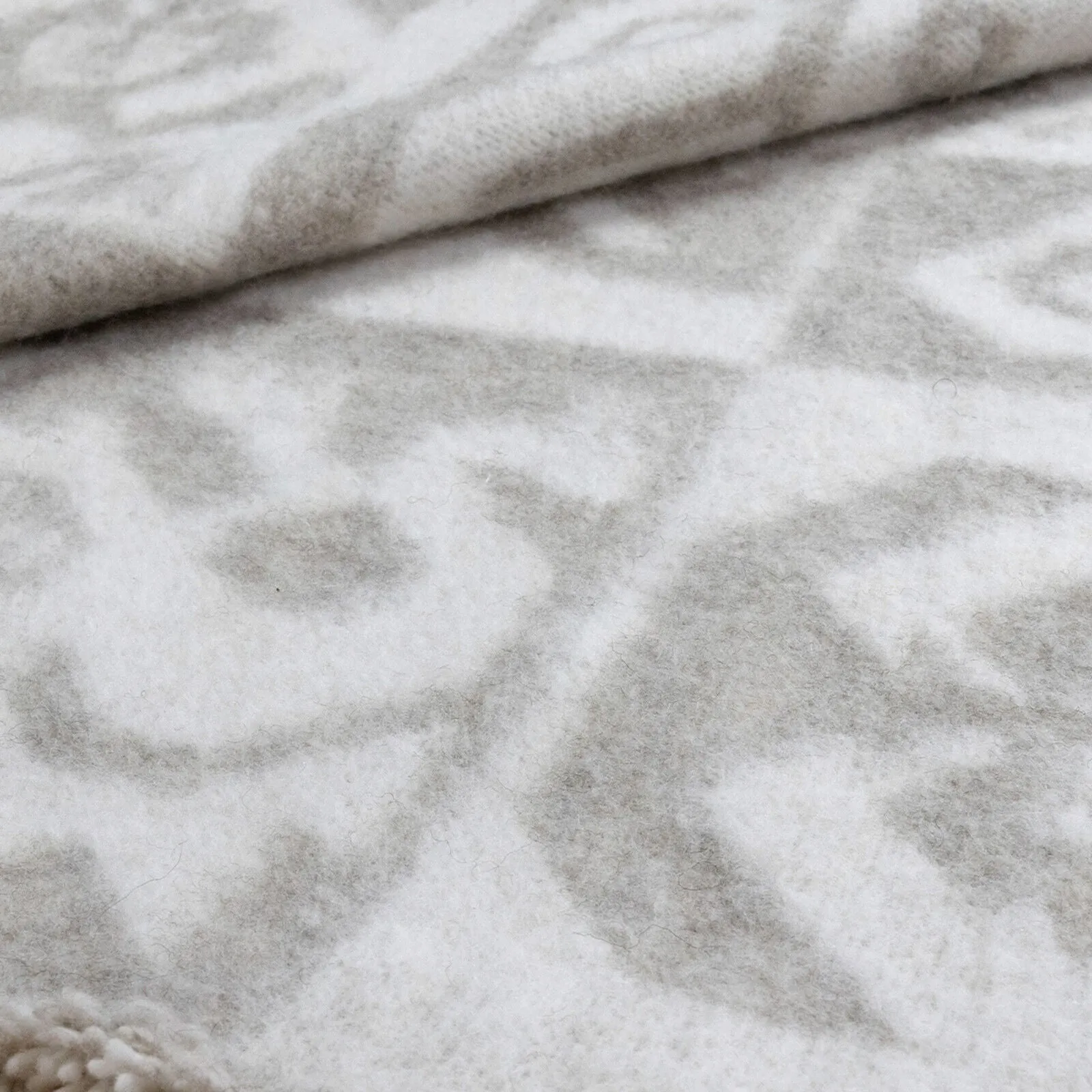 Tiwintza - Heavy and Thick Extra Large Llama wool artisanal handwoven Blanket - Ivory/Gray - Aztec Pattern